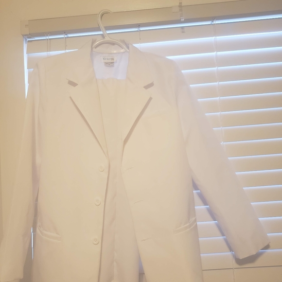 White suit - Picture 5 of 5